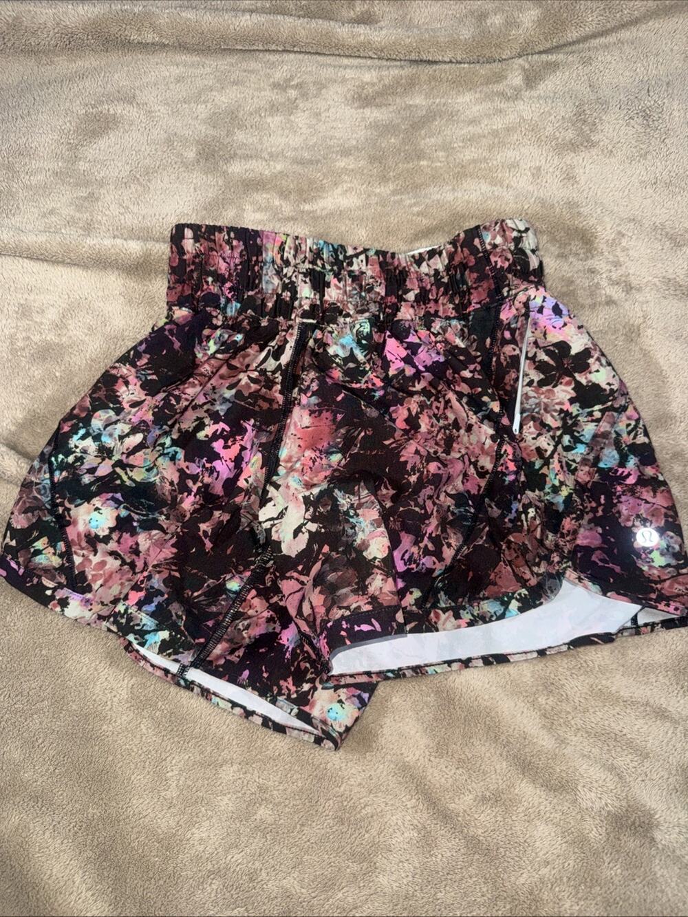 Lululemon Hotty Hots Low Rise 4" SZ 4 Multicolor‎